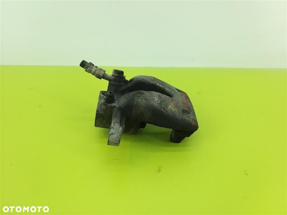 Zacisk hamulcowy tył prawy Toyota Avensis  II T25 2003-2006R 5 DRZWI HB - 2