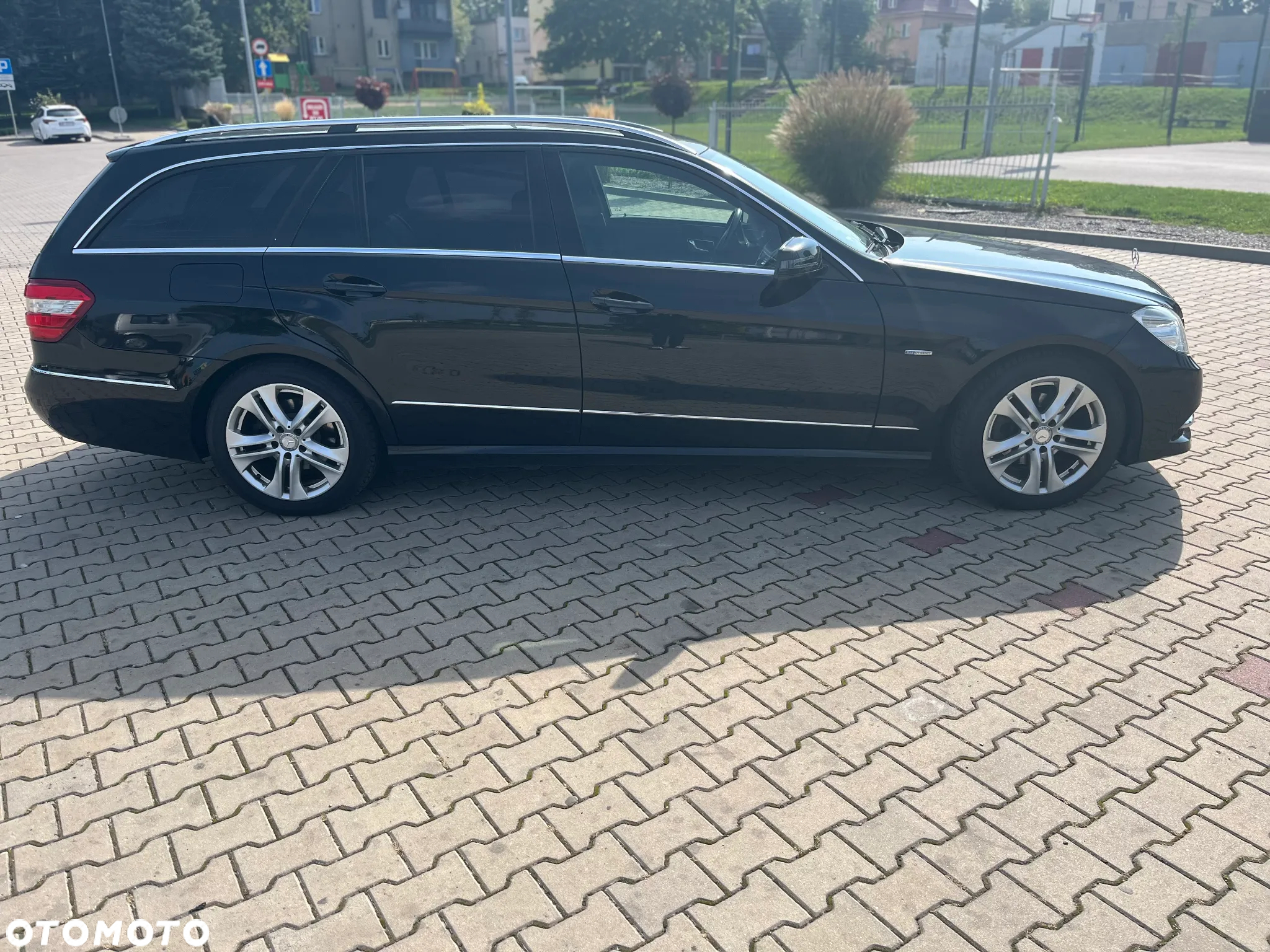 Mercedes-Benz Klasa E 220 T CDI DPF BlueEFFICIENCY Automatik Avantgarde - 2
