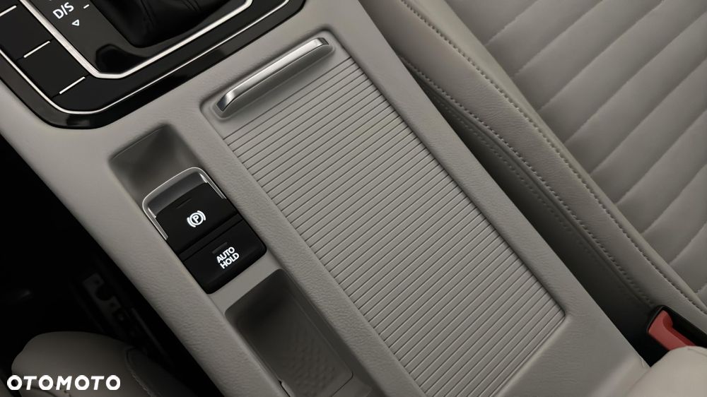 Volkswagen Passat 2.0 TDI SCR DSG Elegance - 32