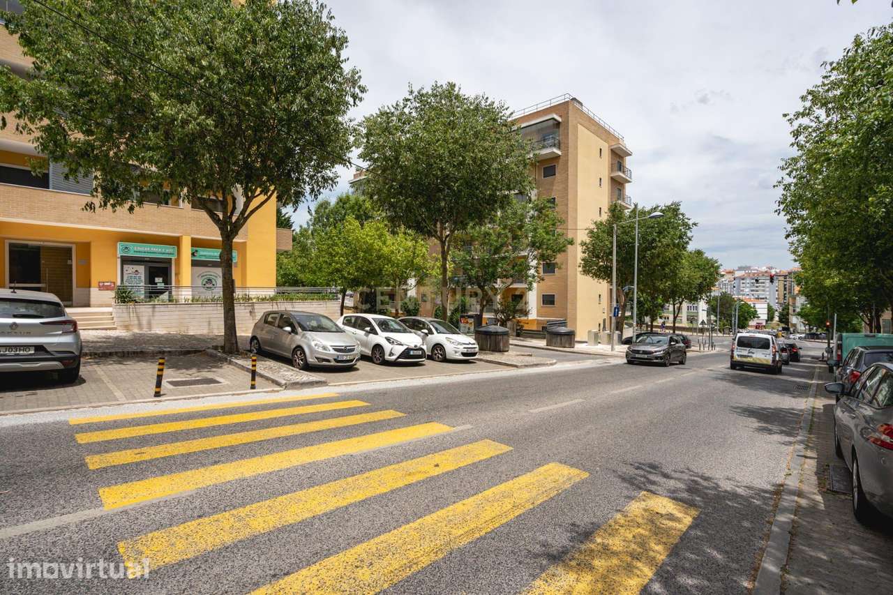 Loja com excelente visibilidade na Urbanização Vila Chã | 92 m² - Grande imagem: 2/16