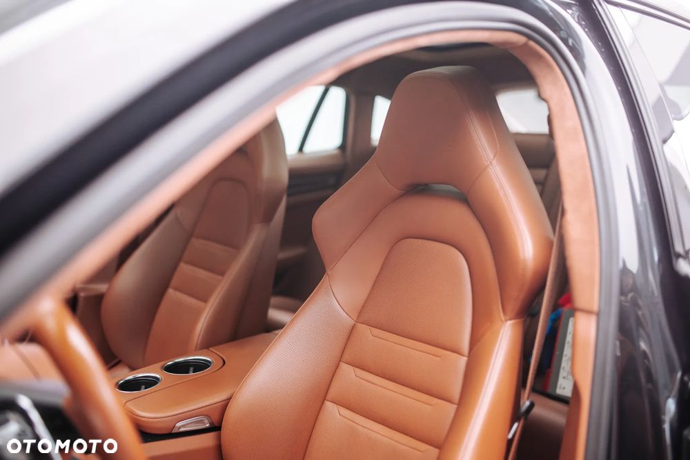 Porsche Panamera Turbo S Sport Turismo - 19