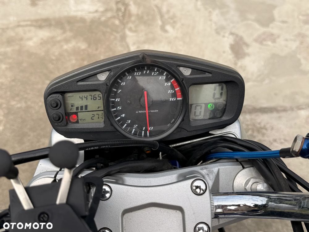Suzuki GSR - 16