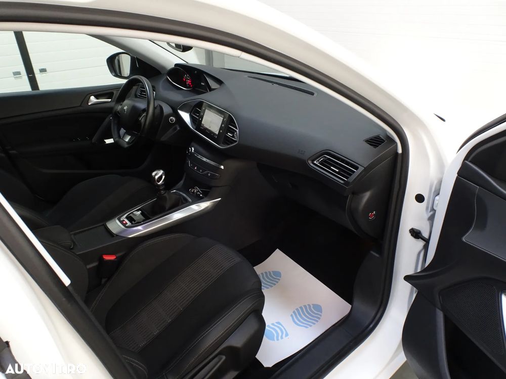 Peugeot 308 1.2 L PureTech Turbo S&S Allure - 13