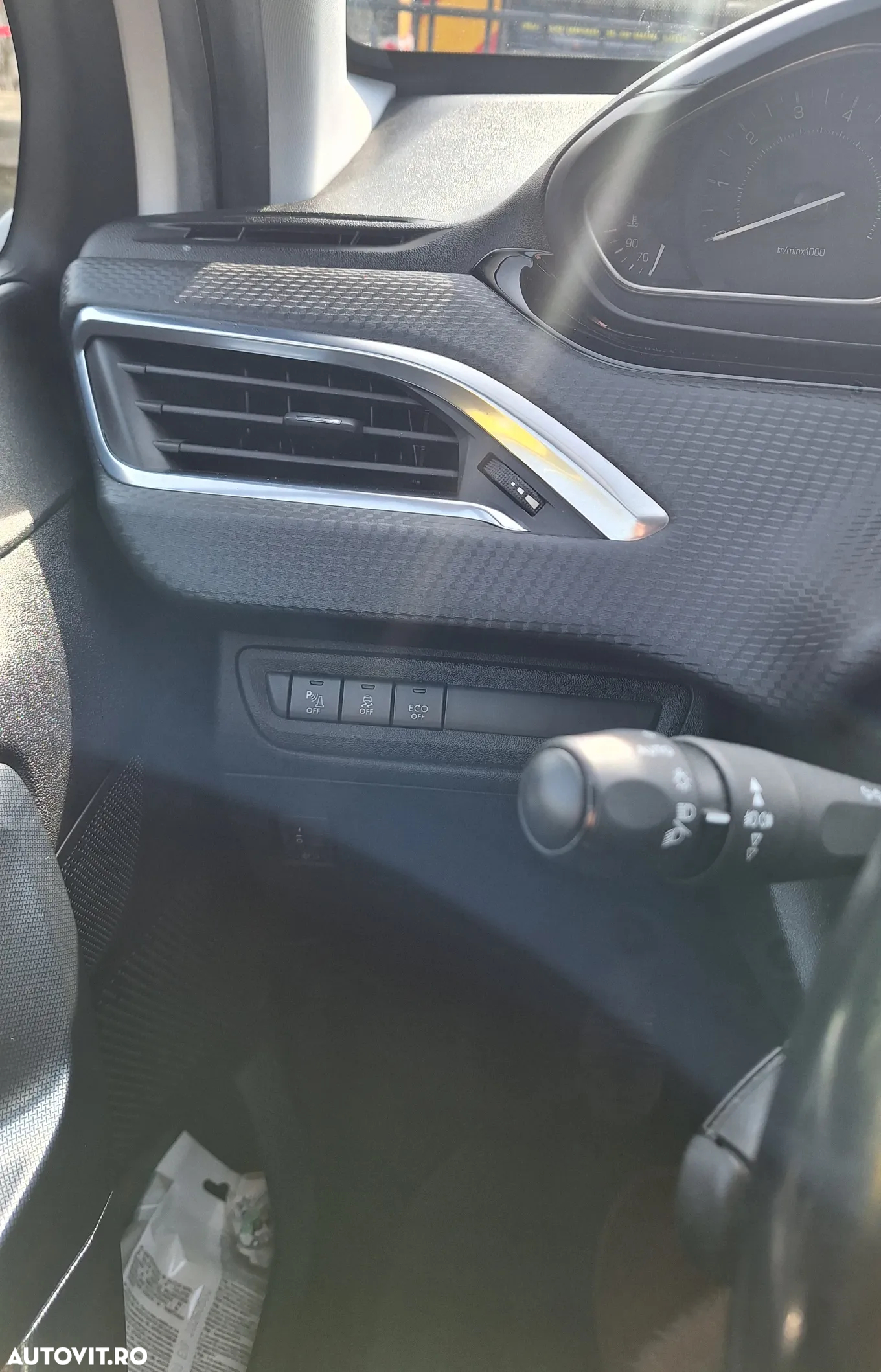 Peugeot 2008 1.2 L PureTech Turbo S&S Allure - 24