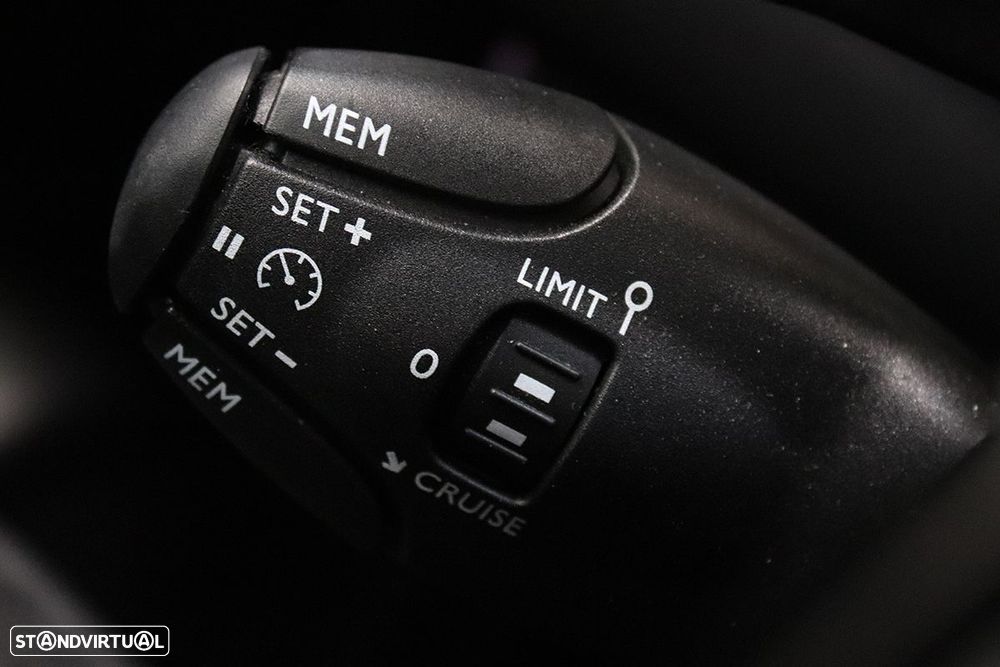 Peugeot 2008 1.2 PureTech Allure EAT8 - 18