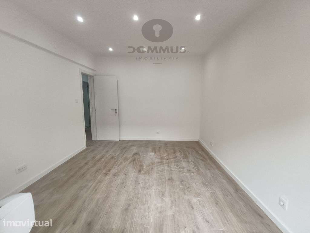Apartamento T3 Totalmente Remodelado com Terraço na Venteira - Grande imagem: 4/28