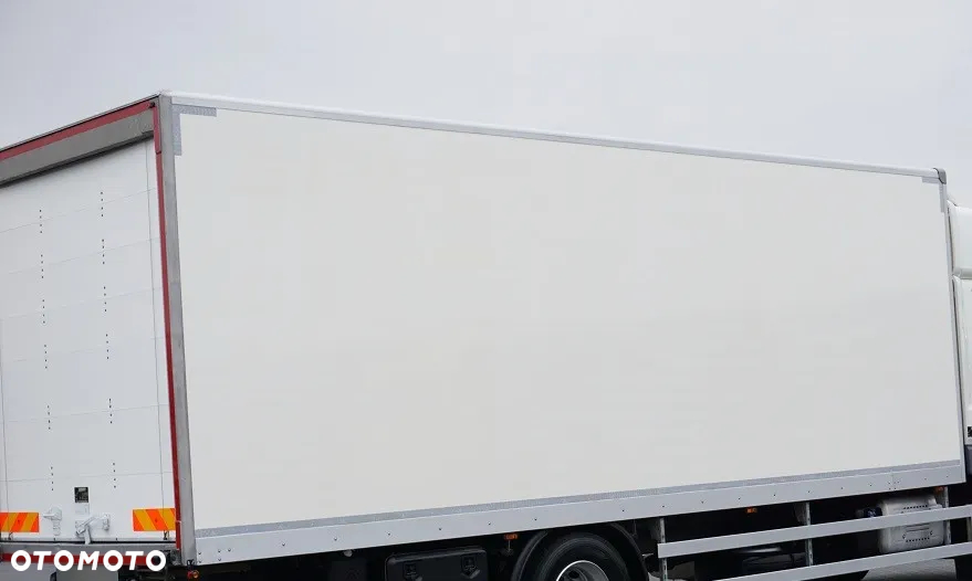 DAF ZABUDOWA / KONTENER / ROLETA / DŁ. 7,7 M - 8