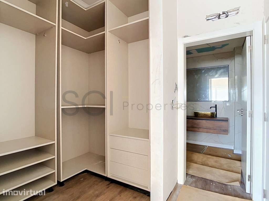Extraordinário Apartamento T3+1 com amplas áreas em Coina - Grande imagem: 2/38