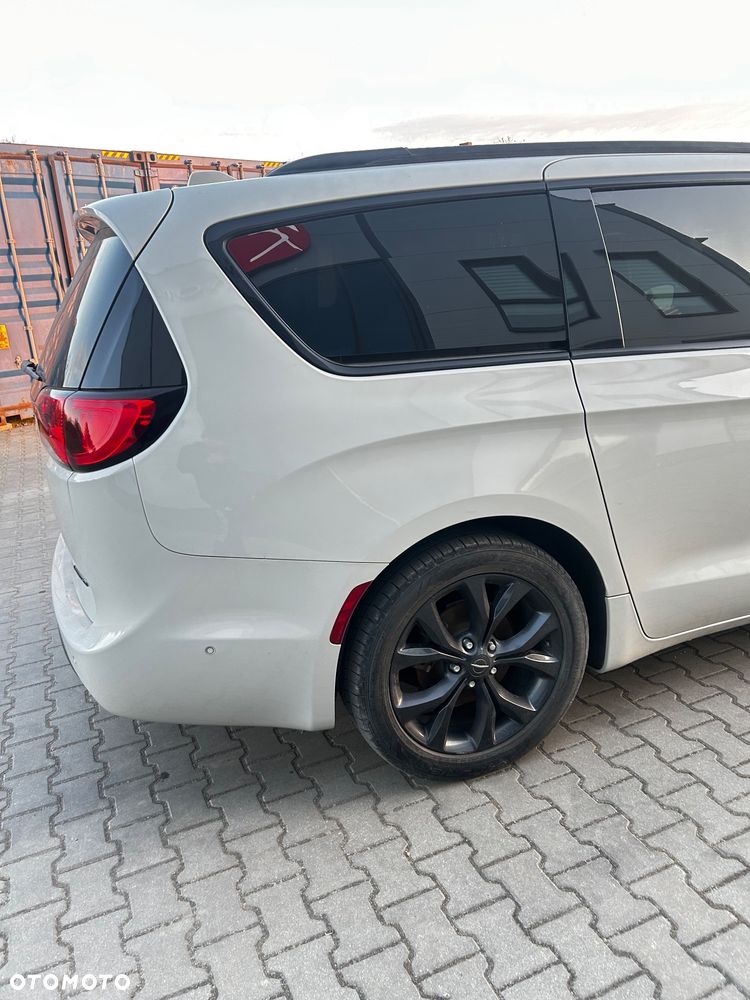 Chrysler Pacifica - 5