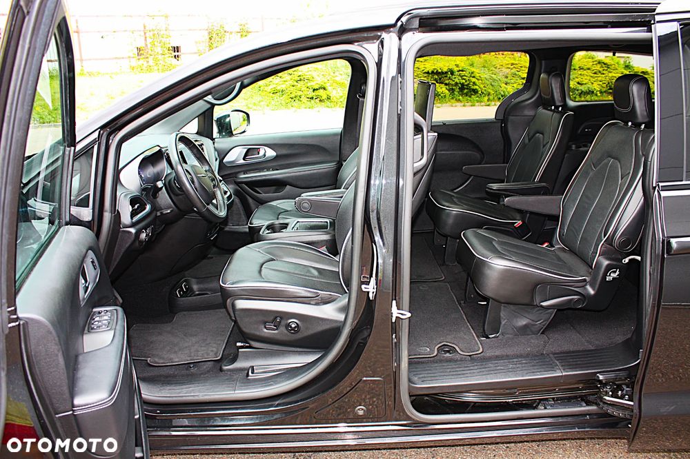 Chrysler Pacifica - 16