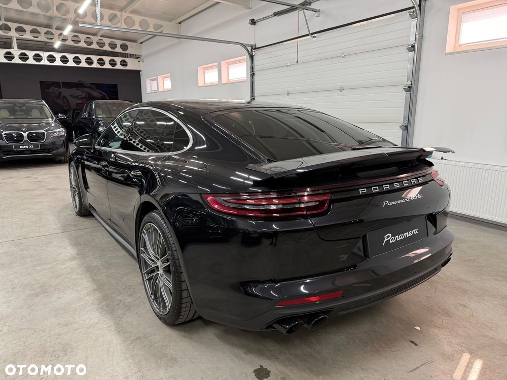 Porsche Panamera Turbo - 12