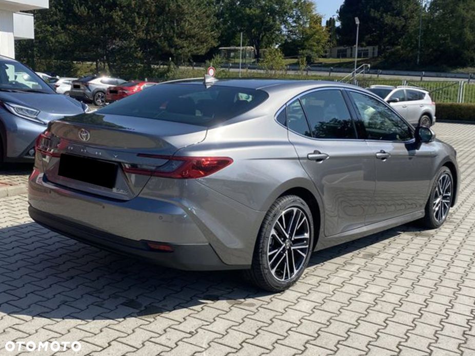 Toyota Camry - 4