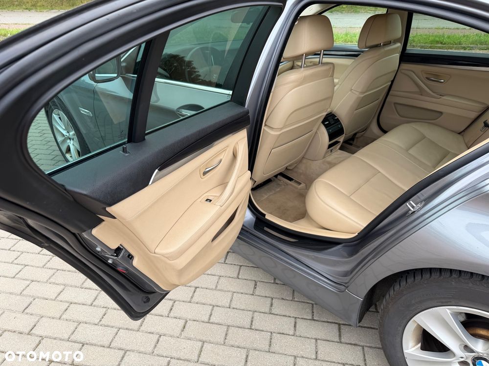 BMW Seria 5 525d xDrive - 12