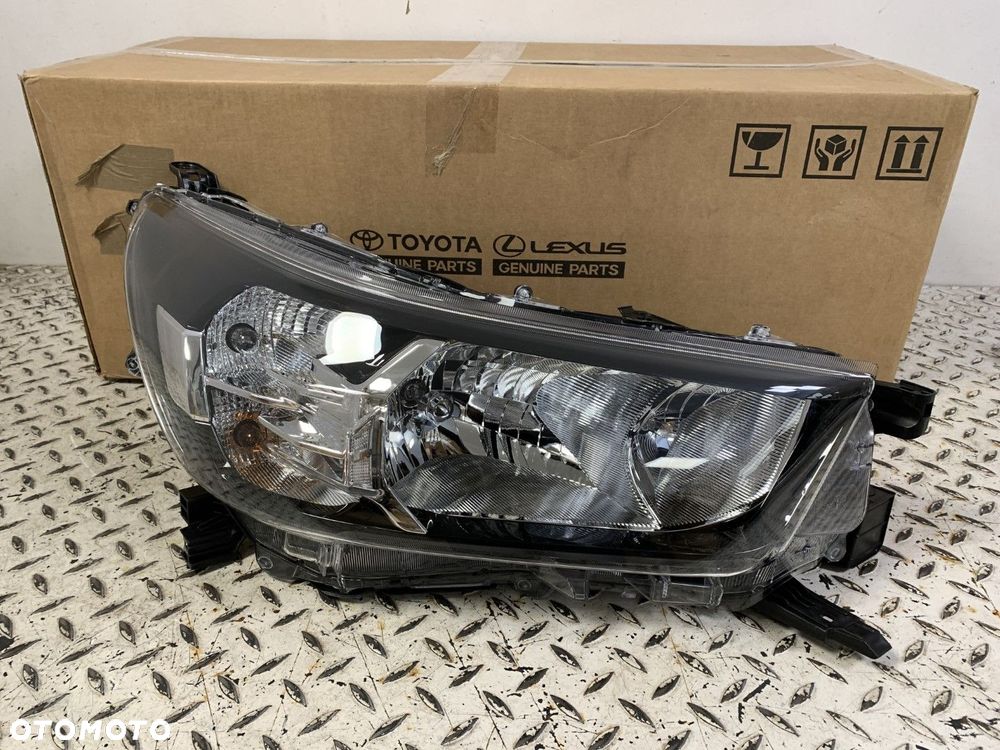 NOWA ORYGINALNA LAMPA PRAWA TOYOTA HILUX VIII LIFT 21- 81110-0KK60 - 2