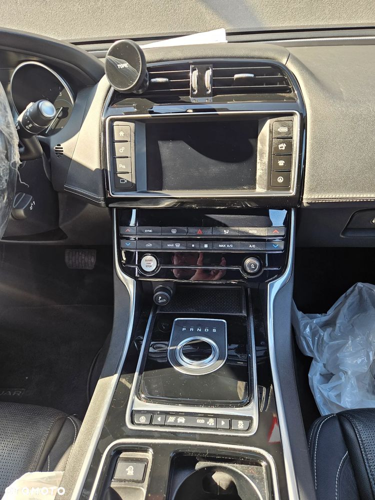 Jaguar XE 2.0 D AWD R-Sport - 16