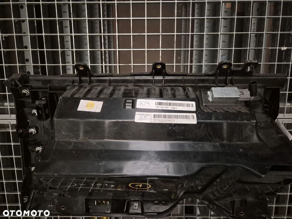 VOLKSWAGEN PORSCHE SCHOWEK PASAŻERA, ŚRODKOWY, KIEROWCY. - 25