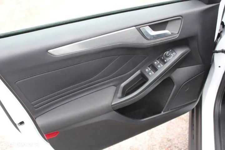 Ford Focus 1.0 EcoBoost Hybrid TITANIUM X - 11