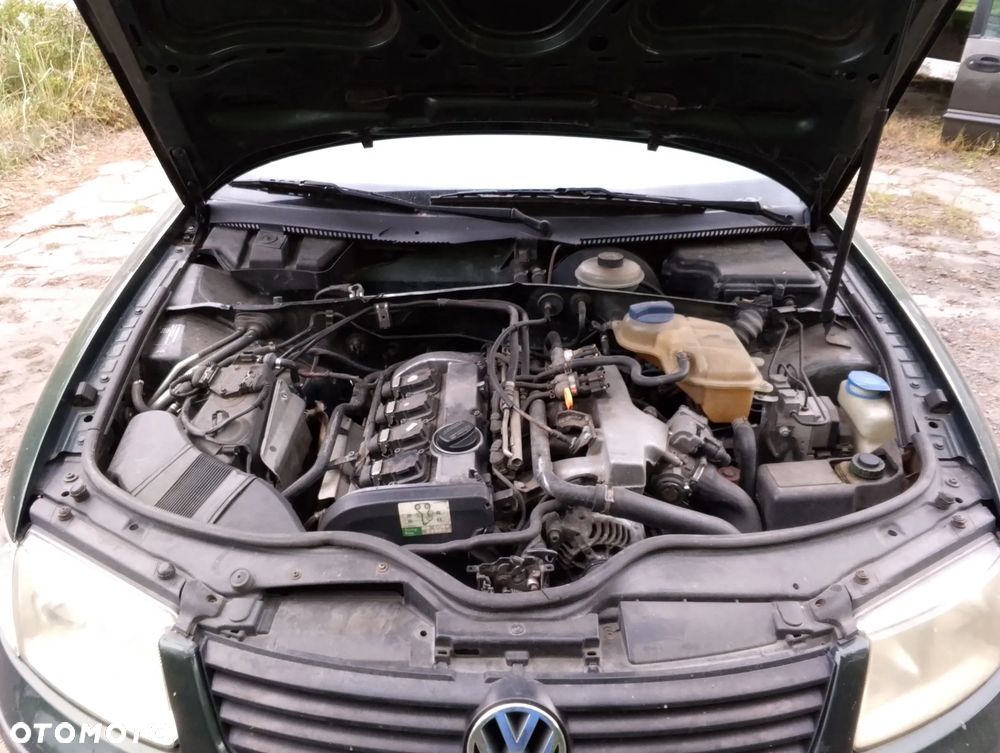 Volkswagen Passat B5 (przed Lift) (97-00r.) 1.8 TB R4 20V 150KM. Silnik AEB,   ANB,  APU,  ATW,  AUG Skrzynia DHW,  DVX,  EHV,  EEN,  DHF,  DHY,  DVZ lakier LC6N.Cały na części. GWARANCJA !!! Przód Tył Zestaw Komplet Drzwi Klapa Zderzak Błotnik Maska Grill Atrapa Szyba Pas Lampa Lusterko Boczki Fotel Kanapa Kokpit Deska Rozdzielcza Przełącznik Włącznik Sterownik Przewody Wiązka Instalacja Moduł Komputer Czujnik Listwa Pompa Alternator Wtryski Głowica Rozrusznik Kompresor Sprzęgło Dwumas Silnik Skrzynia ABS Klimatyzacji Paliwa Wspomagania Kolektor Turbina Przepustnica Zawór Chłodnica Koło Hak Belka Sanki Zawieszenie Mcpherson Półoś Amortyzator Wydech Tłumik Zacisk Most - 10