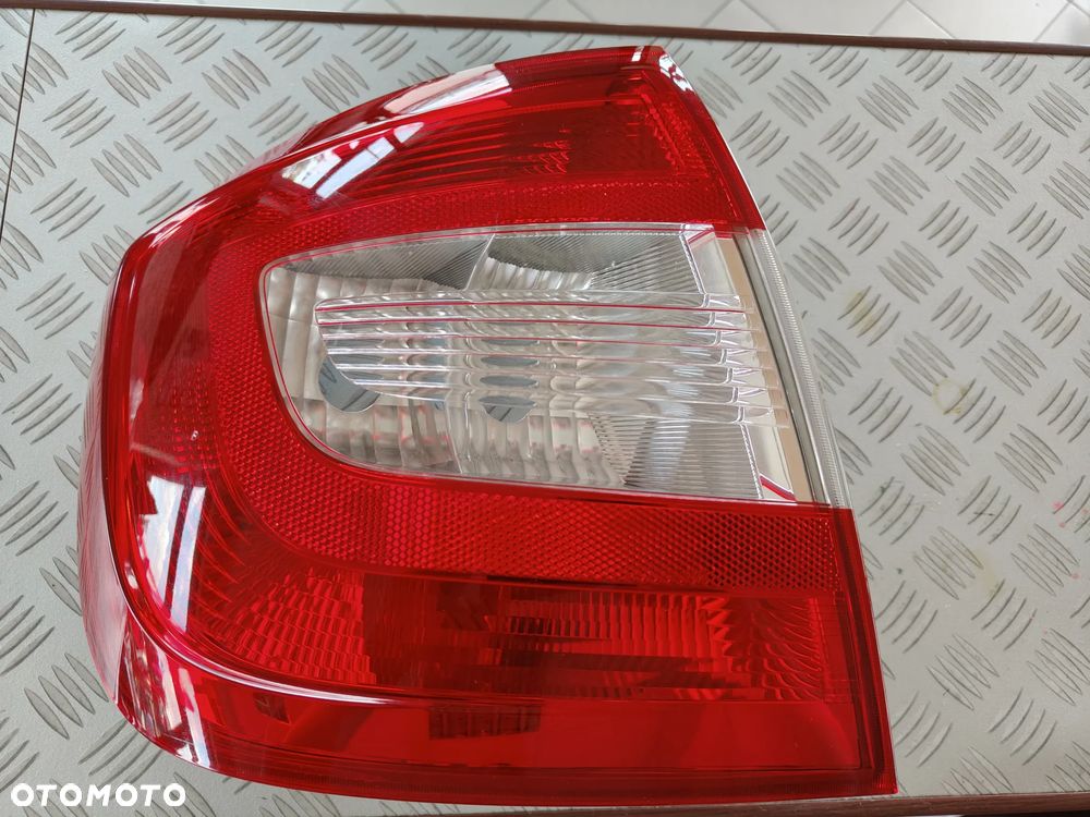 Skoda Rapid lewa lampa tyl jasna EU - 1