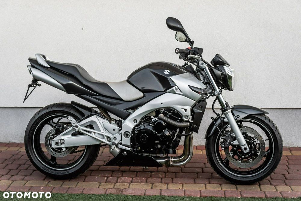 Suzuki GSR - 2