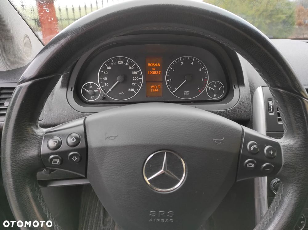 Mercedes-Benz Klasa A 180 BlueEFFICIENCY SPORT EDITION - 32