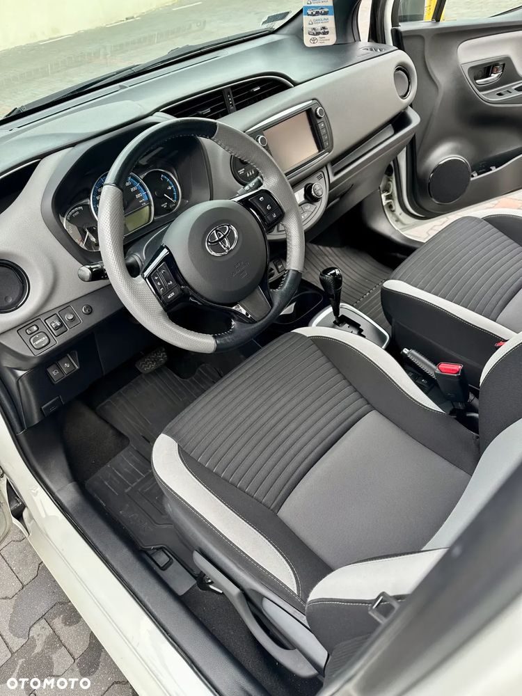 Toyota Yaris Hybrid 100 Selection Pure - 11