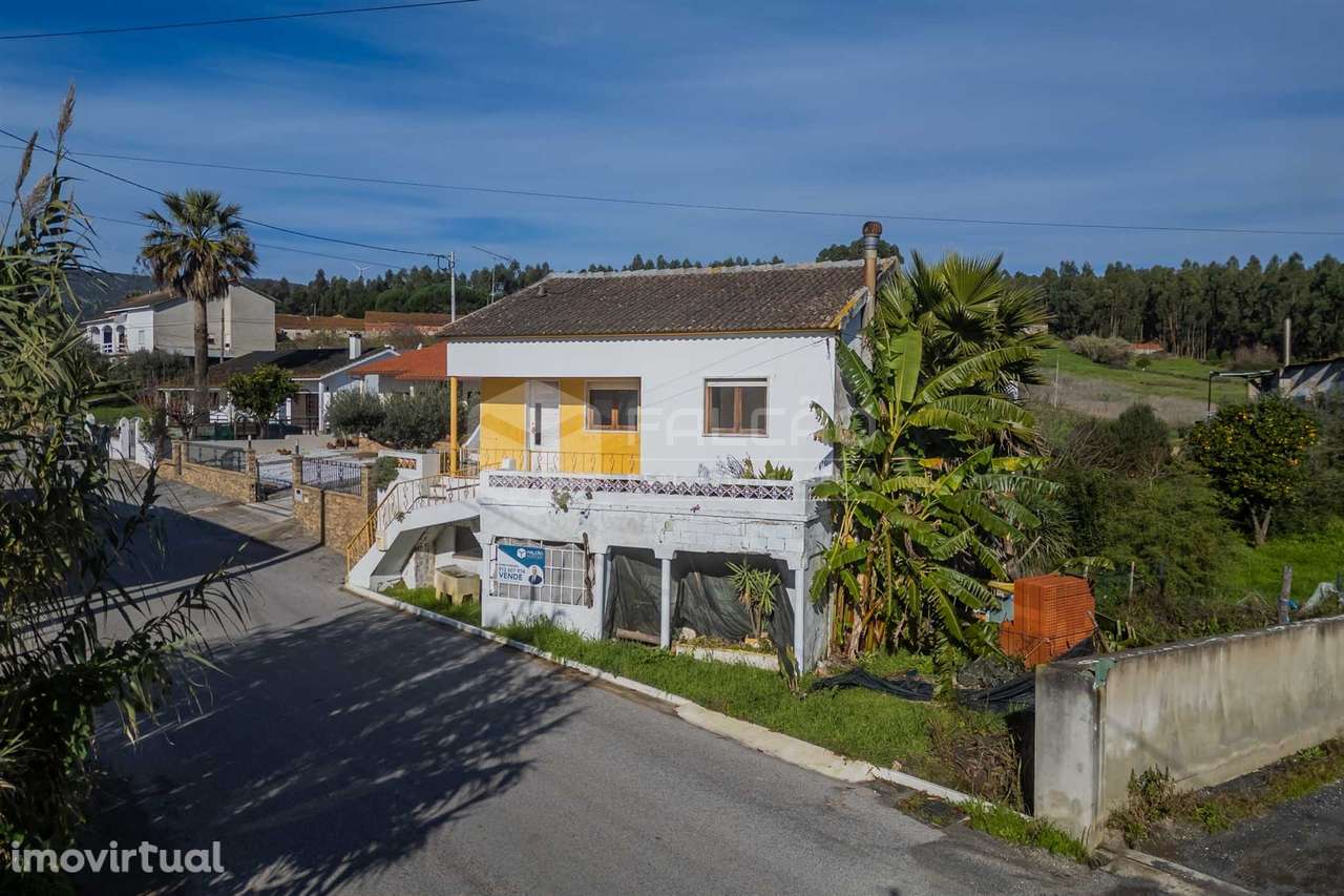 Moradia T3 em Alcobertas com lareira, varanda e potencial de investime - Grande imagem: 2/30