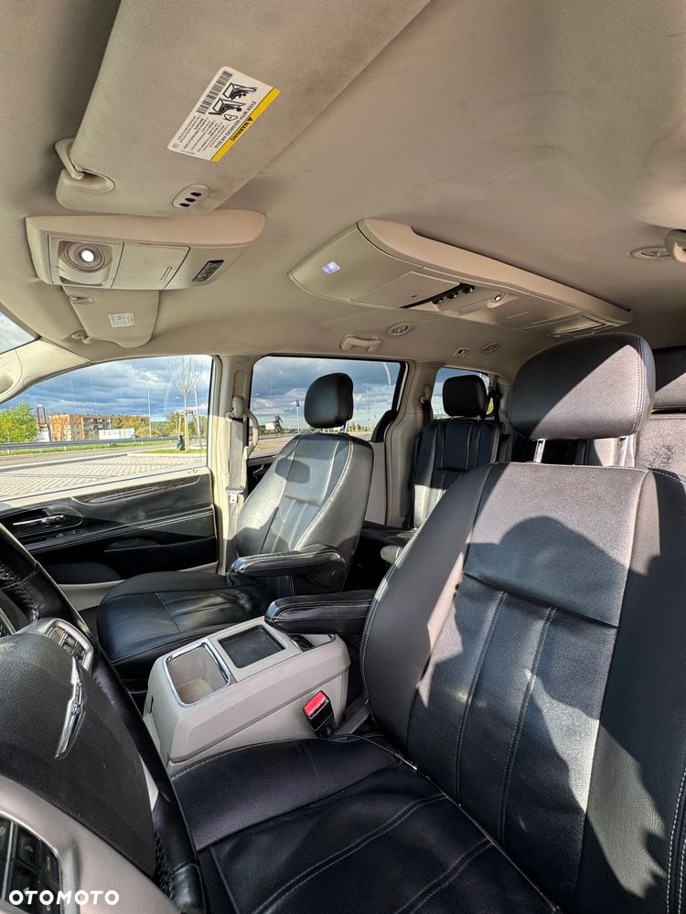 Chrysler Town & Country - 10
