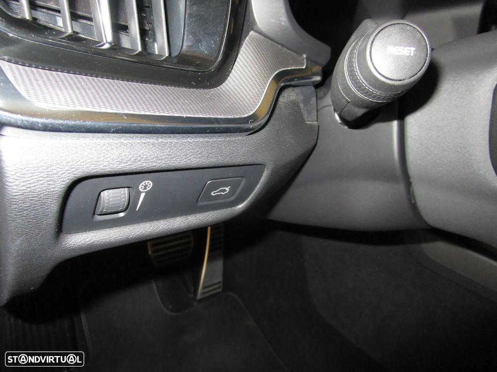 Volvo V60 2.0 D4 R-Design Geartronic - 29