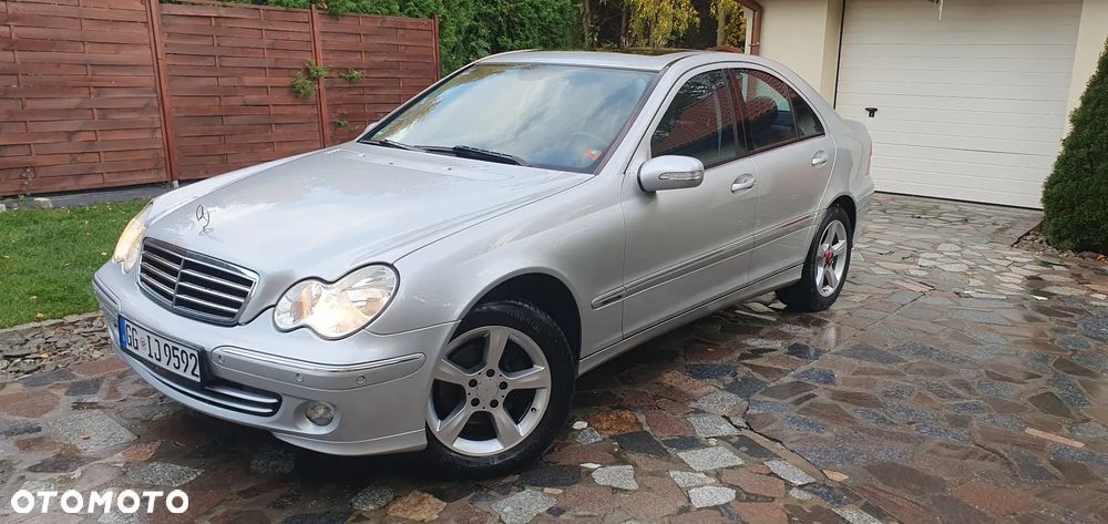 Mercedes-Benz C-Class 2004 photo 2