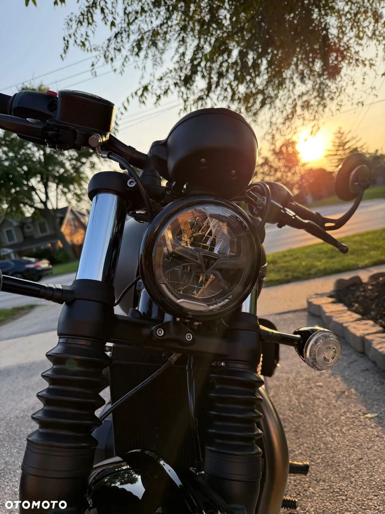 Triumph Bonneville Bobber - 12