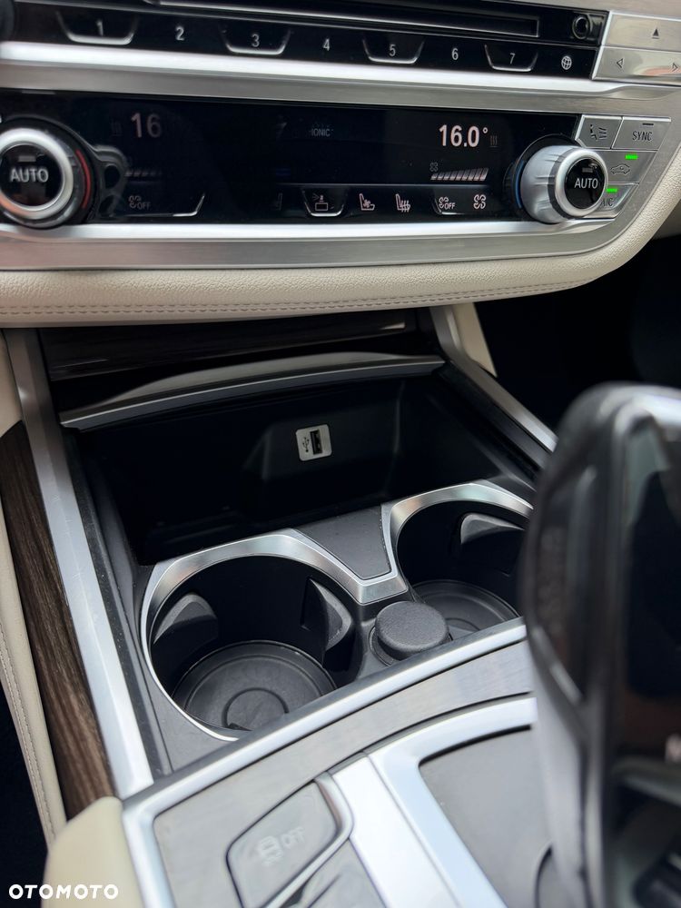 BMW Seria 7 740Le iPerformance - 32