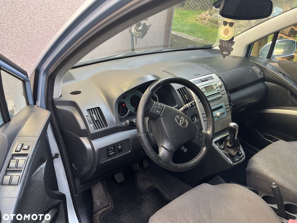 Toyota Corolla Verso 2004 photo 4