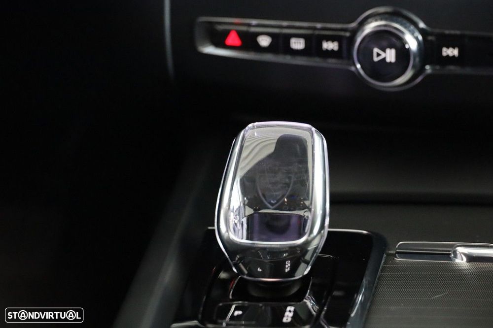 Volvo XC 60 2.0 B4 Plus Dark - 24