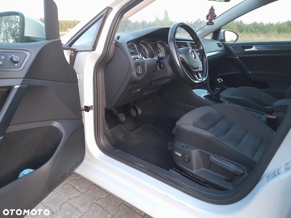 Volkswagen Golf - 22