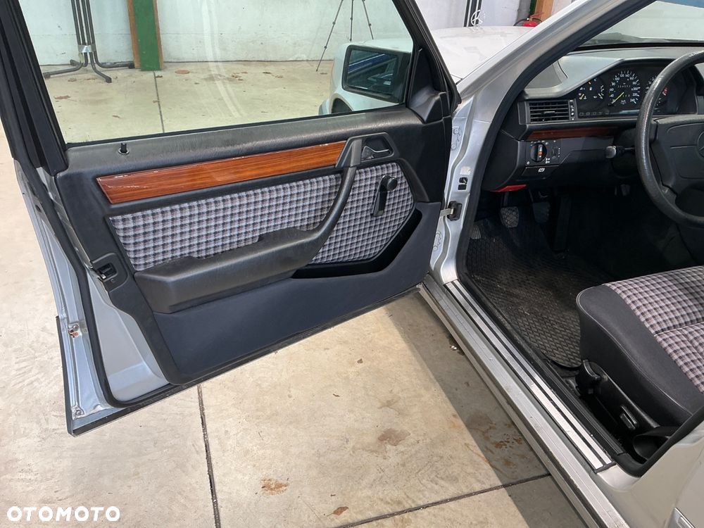 Mercedes-Benz W124 (1984-1993) - 25