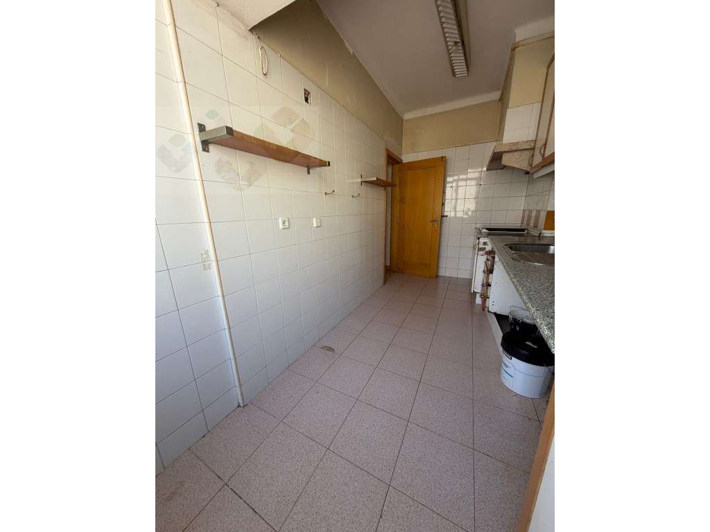 Apartamento com Excelente Potencial de Valorização na Amadora - Grande imagem: 4/17