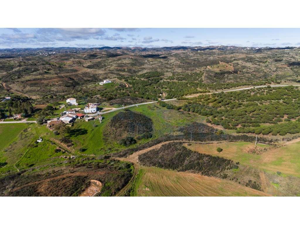 Terreno Misto com Possibilidade de Construir Moradia - Grande imagem: 2/8