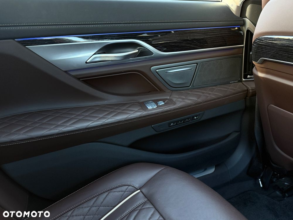 BMW Seria 7 740Ld xDrive sport - 29