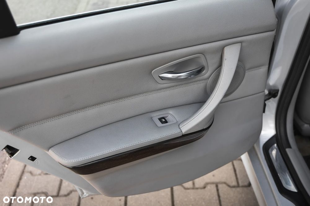 BMW Seria 3 320d - 32
