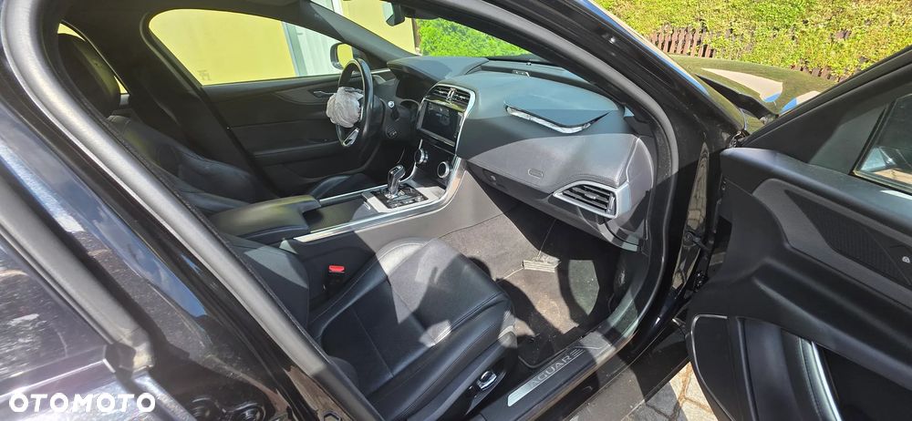 Jaguar XE 2.0 P300 AWD R-Dynamic Black - 11