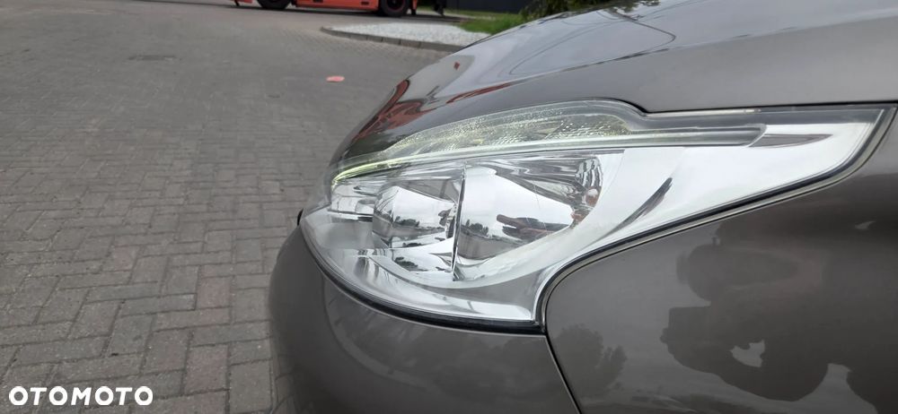 Peugeot 208 - 22