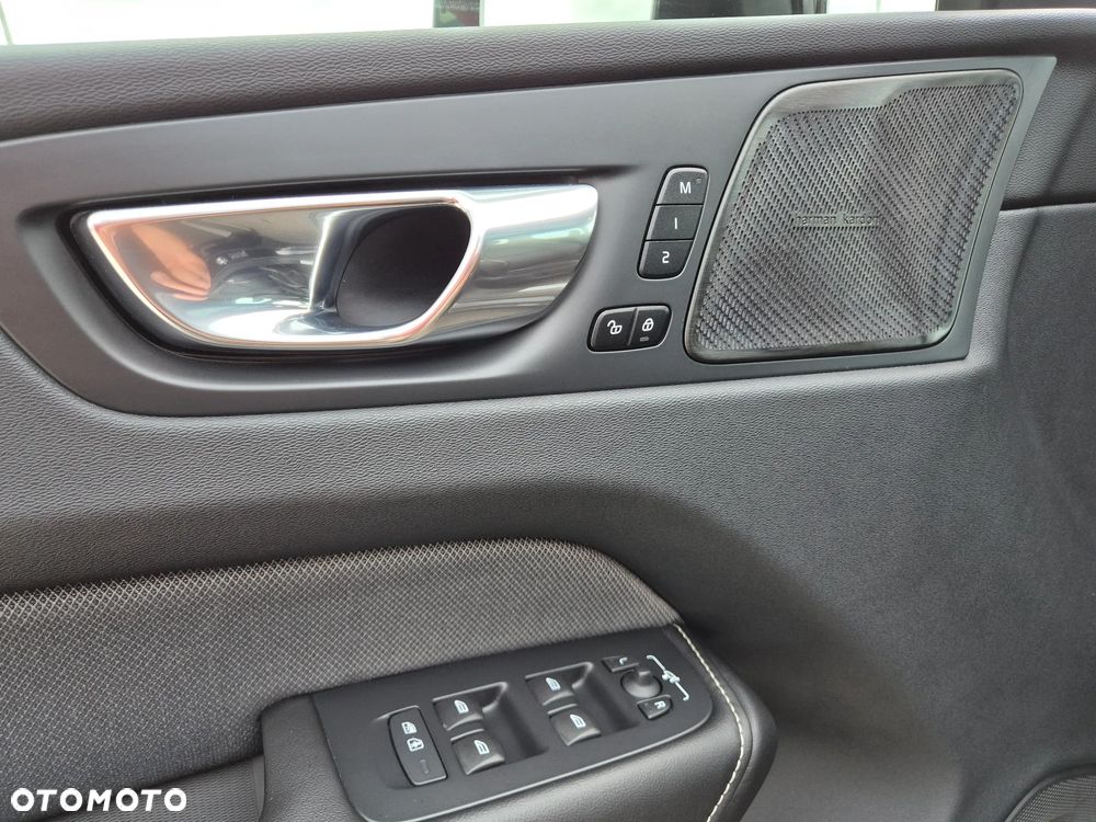 Volvo XC 60 B5 D AWD Ultimate Dark - 25