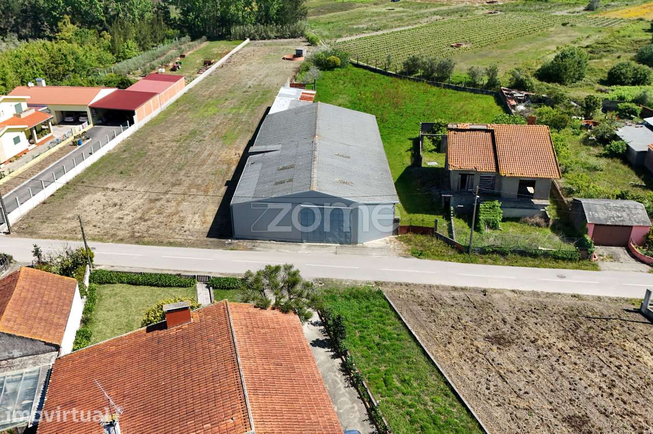 Armazem com capacidade de estacionamento para camiões. - Grande imagem: 3/15
