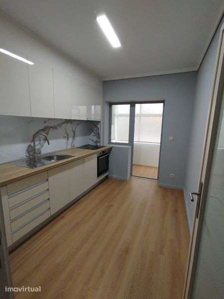Excelente T2 em Fernão de Magalhães, com muito espaço e luz natural - Grande imagem: 3/12