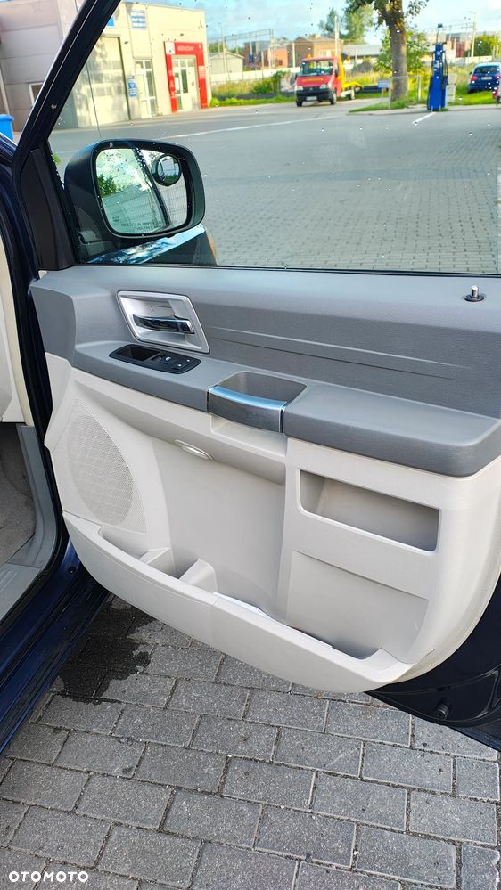 Chrysler Town & Country - 21
