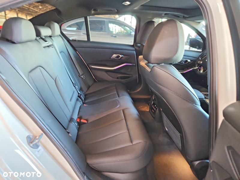 BMW Seria 3 330i Advantage sport - 9