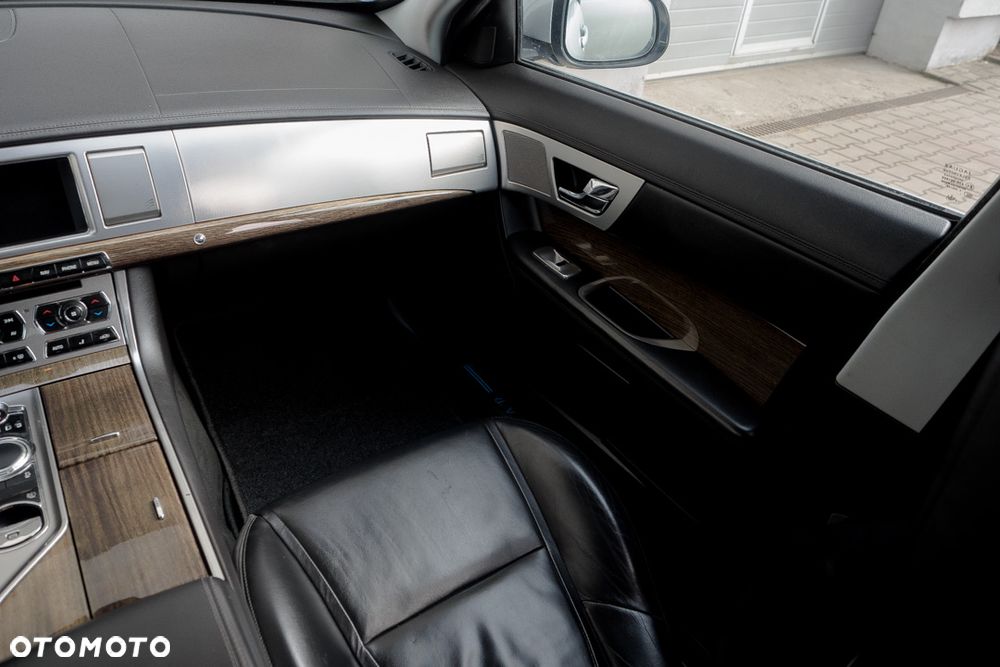 Jaguar XF 2.2 D Luxury - 36