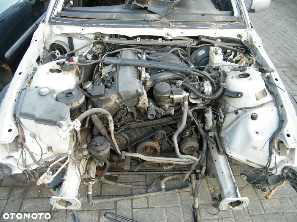 BMW E46 (01-05r.) 2.0B 141KM.Silnik N42B2A  Skrzynia S5D250G-TBDH Lakier 354 – Titan Silver. Cały na części GWARANCJA !!!  Przód Tył Zestaw Komplet Drzwi Klapa Zderzak Błotnik Maska Grill Atrapa Szyba Pas Lampa Lusterko Boczki Fotel Kanapa Kokpit Deska Rozdzielcza Przełącznik Włącznik Sterownik Przewody Wiązka Instalacja Moduł Komputer Czujnik Listwa Pompa Alternator Wtryski Głowica Rozrusznik Kompresor Sprzęgło Dwumas Silnik Skrzynia ABS Klimatyzacji Paliwa Wspomagania Kolektor Turbina Przepustnica Zawór Chłodnica Koło Hak Belka Sanki Zawieszenie Mcpherson Półoś Amortyzator Wydech Tłumik Zacisk Most - 3