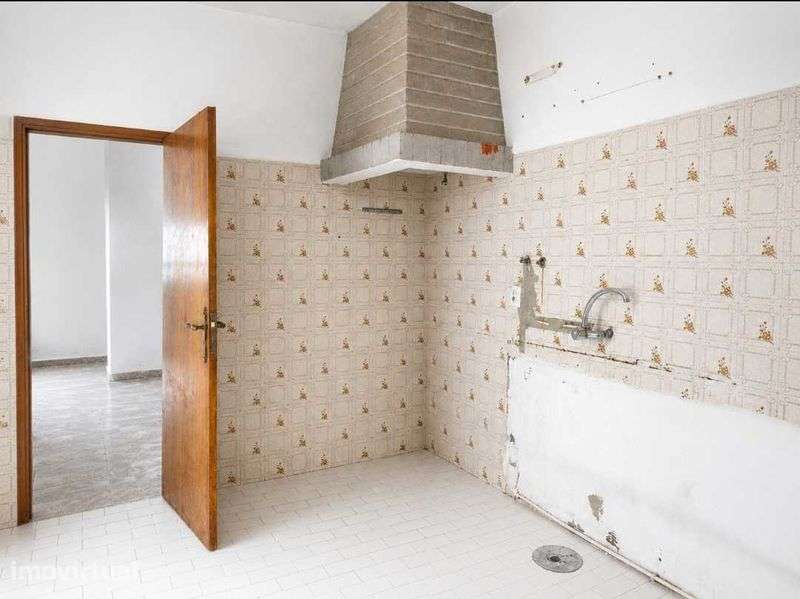 Moradia p/ Reabilitar em Quarteira c/ PIP Aprovado 115m² (Zona ARU) - Grande imagem: 5/9